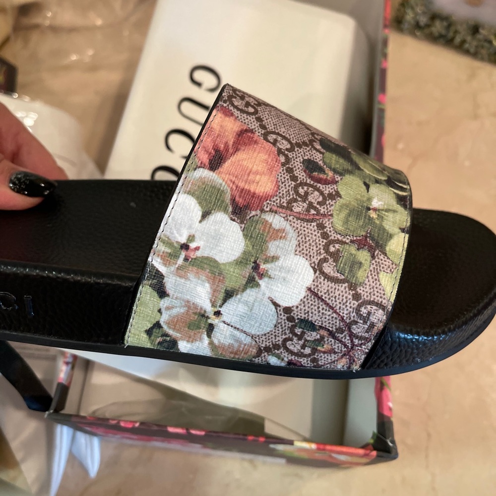 GUCCI SLIDES